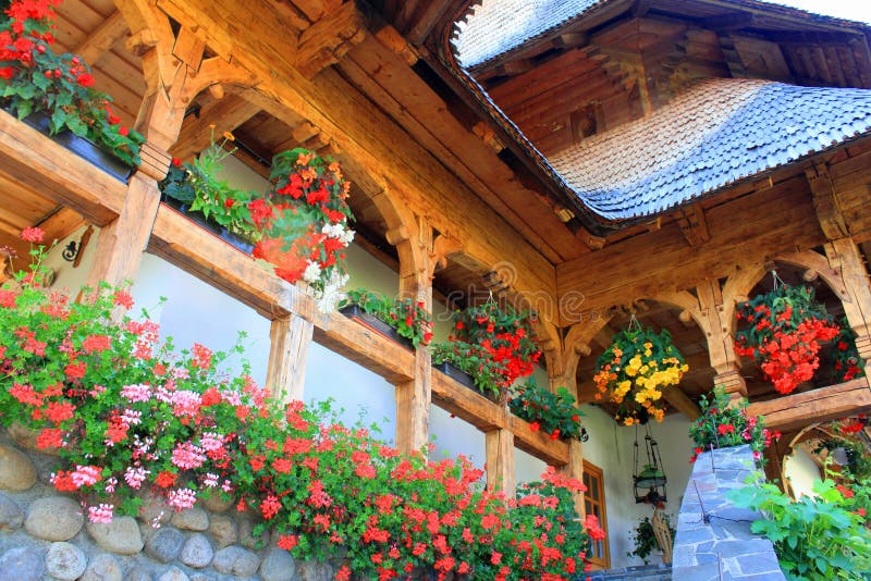 Fleurs décoratives sur la maison roumaine traditionnelle photographie stock libre de droits Fleurs décoratives sur la maison roumaine traditionnelle photographie stock libre de droits