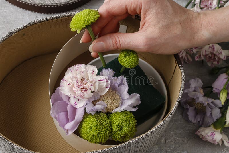 Fleurs et bonbons dans la boîte de bande dessinée - comment faire le cadeau adorable, s photographie stock