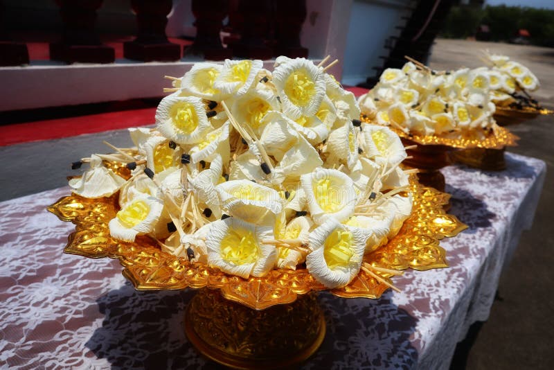 Fleurs faites à partir du papier de mûre pour l'usage dans la cérémonie funèbre des personnes thaïlandaises image stock Fleurs faites à partir du papier de mûre pour l'usage dans la cérémonie funèbre des personnes thaïlandaises image stock