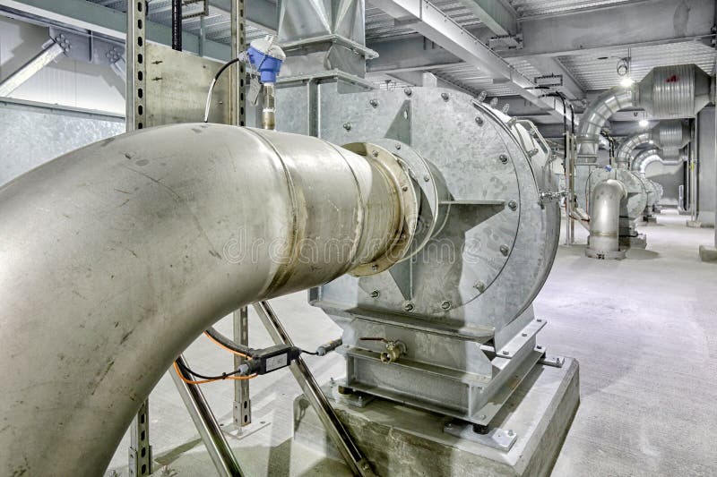 Ventilateur De Turbine à Souffleur D'air Industriel Pour Ventilation Et  Climatisation Isolé Sur Fond Blanc Image stock - Image du grand,  condensateur: 162465459