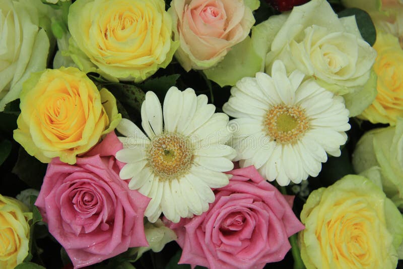 Roses Jaunes, Blanches Et Rouges Dans Une Disposition De Mariage Photo