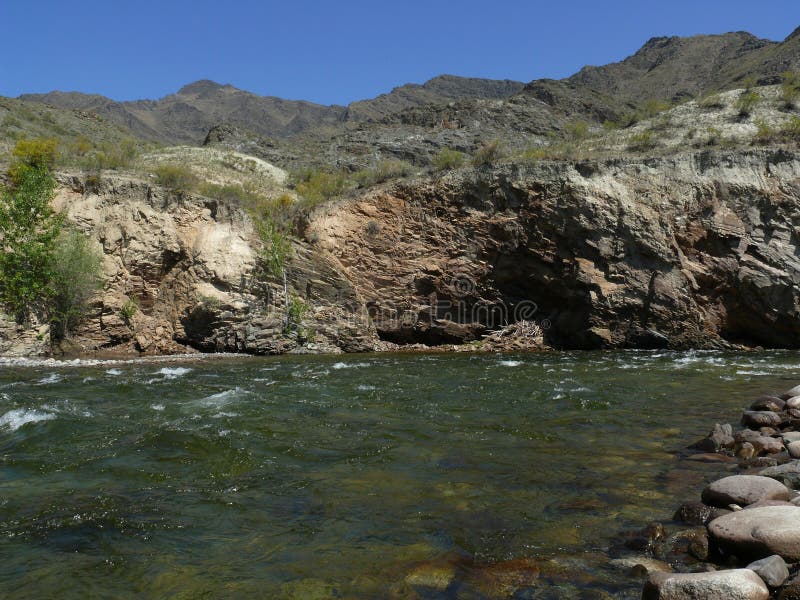 fleuve de montagne images libres de droits fleuve de montagne images libres de droits