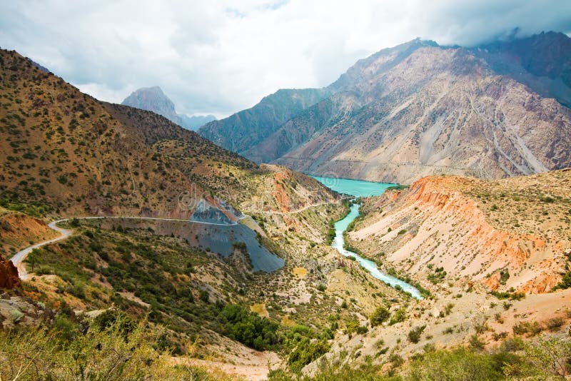 Rivière de montagne sous un ciel nuageux images libres de droits