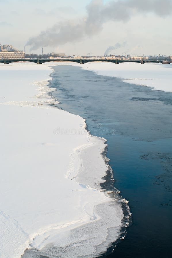 Fleuve de Neva en saison de l'hiver photographie stock libre de droits Fleuve de Neva en saison de l'hiver photographie stock libre de droits