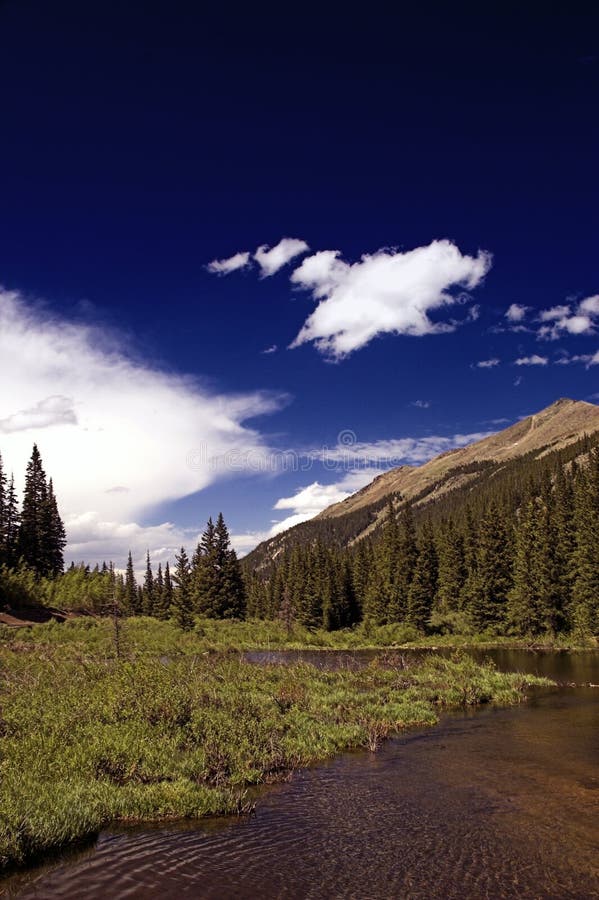 Fleuve et ciel de montagne dans le Colorado photo stock Fleuve et ciel de montagne dans le Colorado photo stock