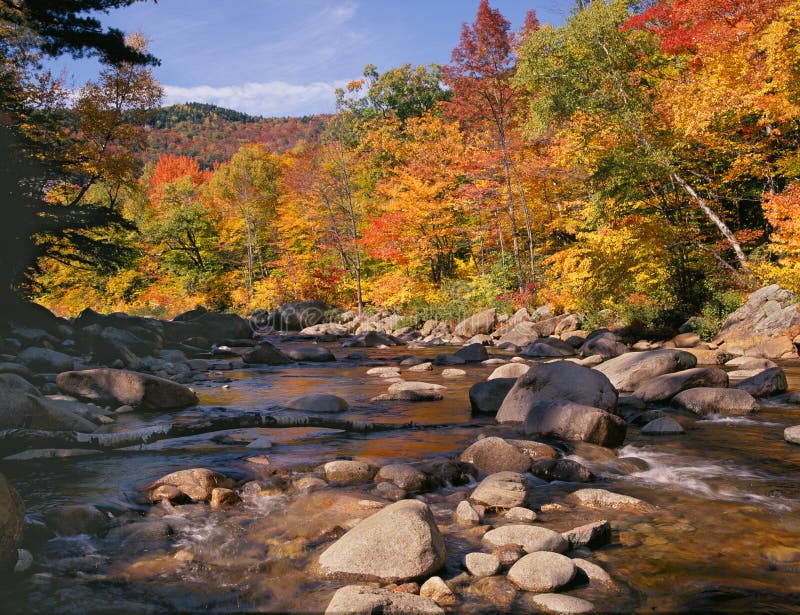 Fleuve rapide neuf de Hamsphire en automne images libres de droits Fleuve rapide neuf de Hamsphire en automne images libres de droits