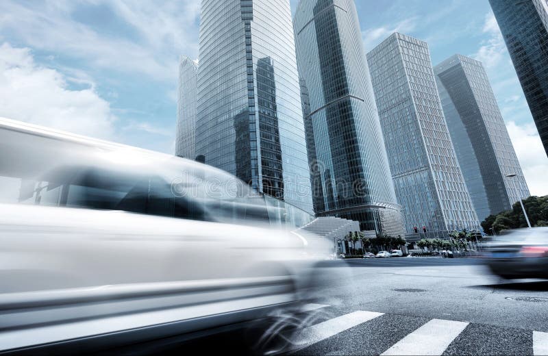 Strade della città, la macchina volante, il motion blur.