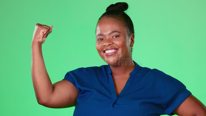 Flex muscular da mulher negra isolado em fundo de estúdio ou tela verde para potência e trabalho duro. face do modelo