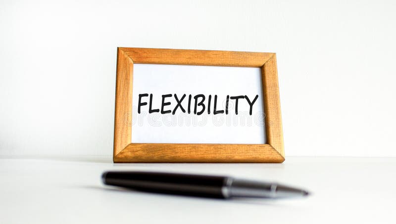 Flexibilitetssymbol. Begreppsflexibilitet för vacker ram för träbild. vacker vit bakgrund. svart penna. affärsverksamhet arkivfoto