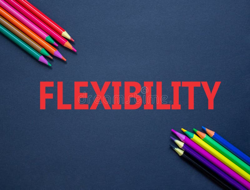 Flexibilitetssymbol. Begreppsflexibilitet för vackert svart papper. vacker bakgrund till svart papper. färgade pennor. affärsverks arkivfoton