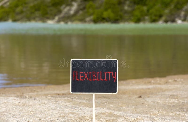 Flexibilitetssymbol. Begreppsflexibilitet för vackra svarta tavlor. bergssjön. vacker sjö i bergssjö. royaltyfri fotografi