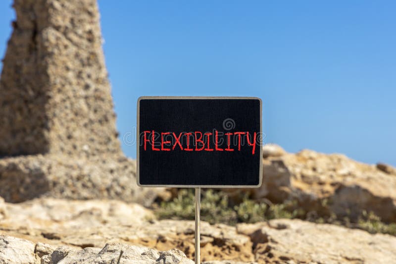 Flexibilitetssymbol. Begreppsflexibilitet för vackra svarta tavlor. vacker röd sten och blå himmelbakgrund. affärsverksamhet royaltyfri bild
