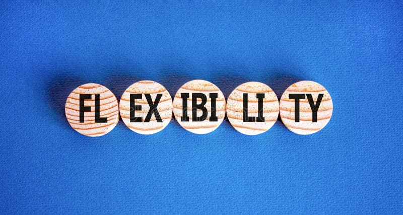 Flexibilitetssymbol. Begreppsflexibilitet för vackra träcirklar. vacker blå bakgrund. flexibilitetsbegrepp för företag royaltyfri bild