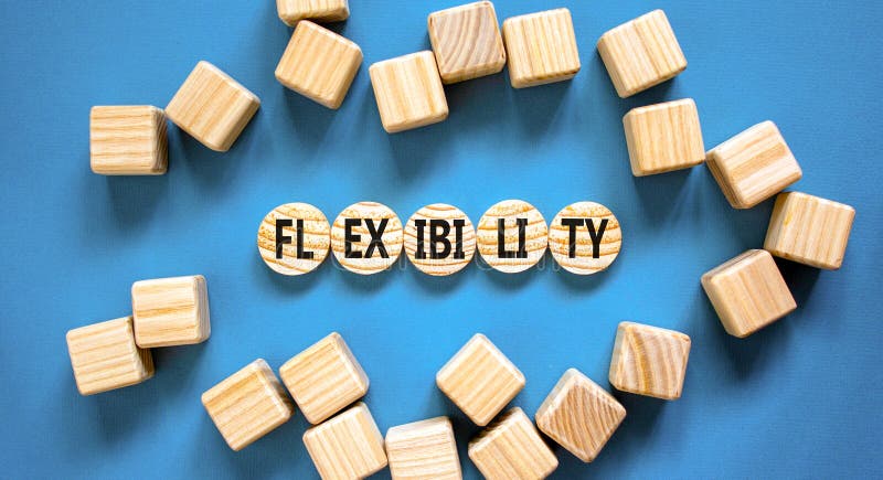 Flexibilitetssymbol. Begreppsflexibilitet för vackra träcirklar. vacker blå bakgrund. vackra träkuber. fotografering för bildbyråer