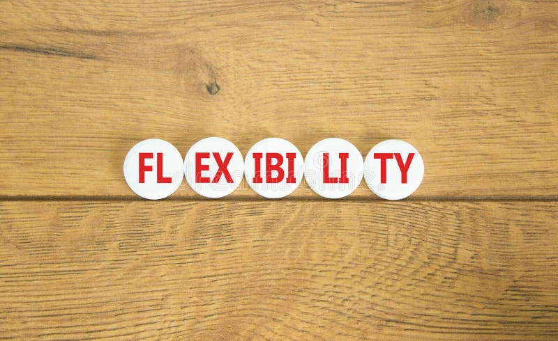Flexibilitetssymbol. Begreppsflexibilitet för vackra vita piller. vacker bakgrund av trä. flexibilitetsbegrepp för företag. arkivfoton