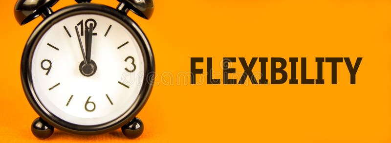 Flexibilitetssymbol. konceptordflexibilitet för vackert orange papper. vacker bakgrund av orange papper. svart alarmklocka. flexibilitetsbegrepp för företag. kopieringsutrymme