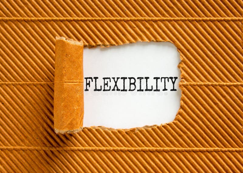Flexibilitetssymbol. konceptordflexibilitet för vackert vitpapper. vacker bakgrund av brunpapper. företagsflexibilitet fotografering för bildbyråer