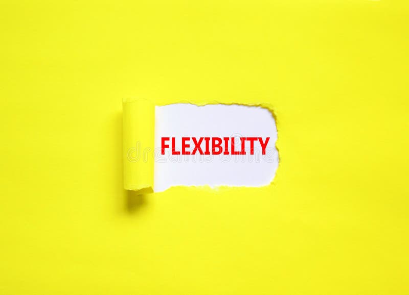 Flexibilitetssymbol. konceptordflexibilitet för vackert vitpapper. vacker gul pappersbakgrund. företagsflexibilitet arkivbild