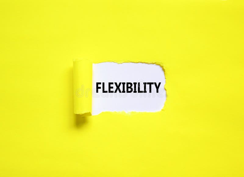 Flexibilitetssymbol. konceptordflexibilitet för vackert vitpapper. vacker gul pappersbakgrund. företagsflexibilitet royaltyfri bild