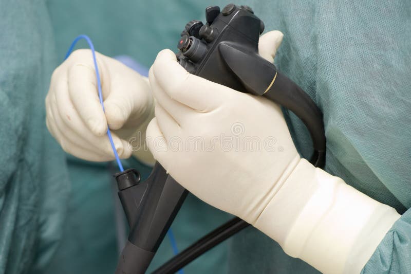 Cirujano gestión óptico hilo sobre el lo mismo creación manipulación ambos manos.