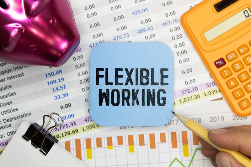 FLEXIBLE WORKING text on craft colored notepad and green plant on the dark background royalty free stock images