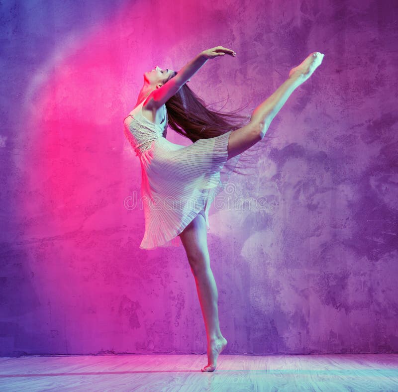 Flexibler junger Balletttänzer auf dem Tanzboden