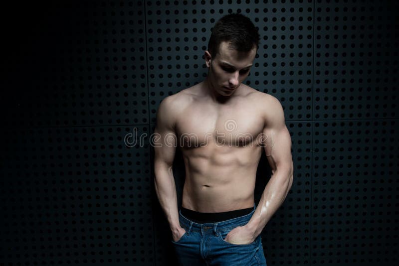 Flexing Muscles Against modelo a parede fotos de stock