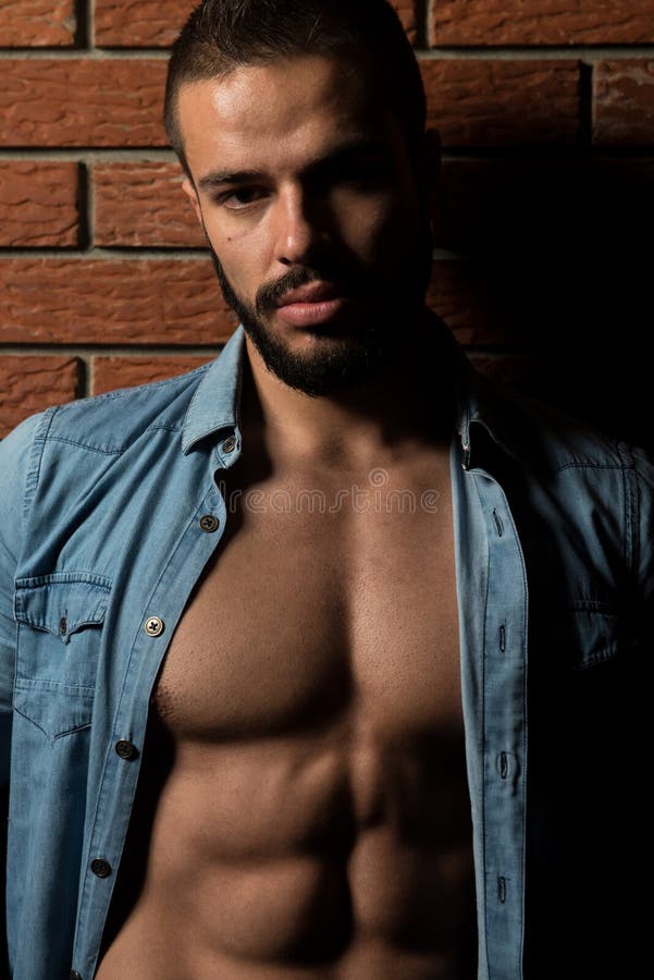 Flexing Muscles modelo na camisa de manta fotos de stock royalty free