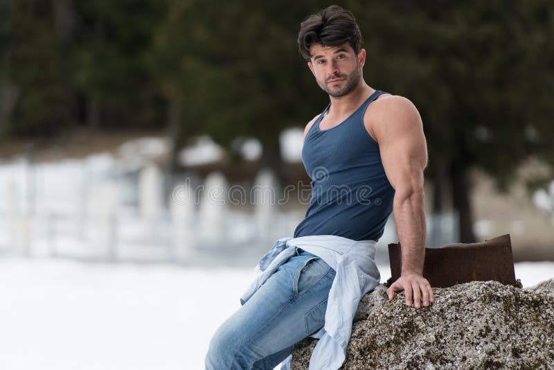 Flexing Muscles Outdoors modelo na natureza foto de stock royalty free