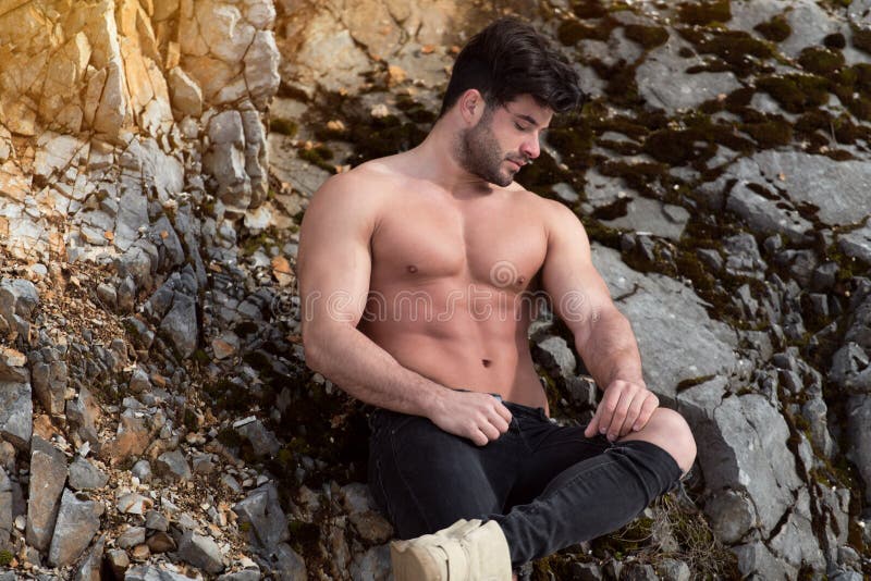Flexing Muscles Outdoors modelo na natureza foto de stock royalty free