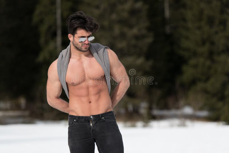 Modelo a exibir os músculos ao ar livre na natureza imagem de stock