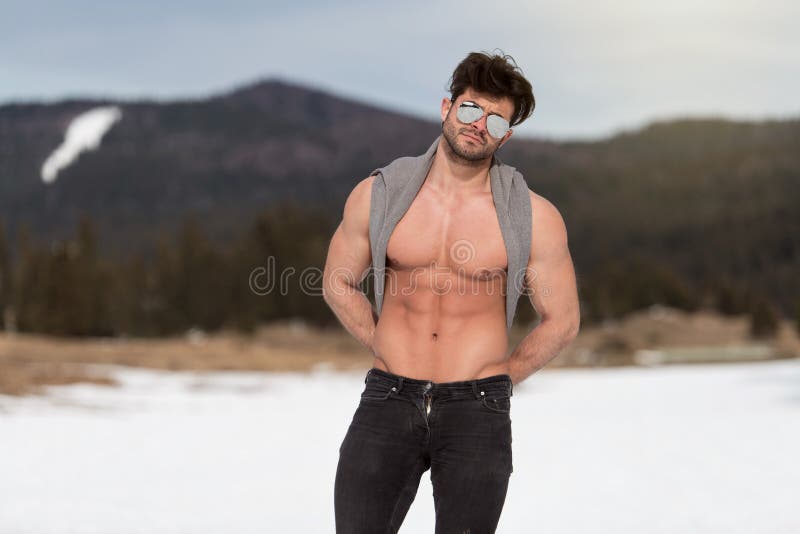 Flexing Muscles Outdoors modelo na natureza fotografia de stock