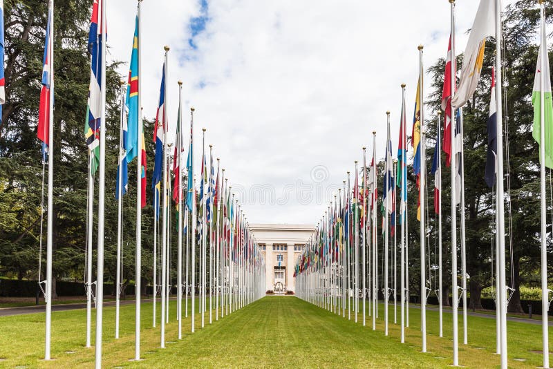 Flgs nationaux à l'entrée dans le bureau de l'ONU à Genève images stock Flgs nationaux à l'entrée dans le bureau de l'ONU à Genève images stock