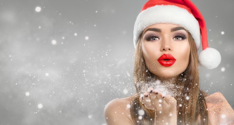 Flicka för julvintermode på suddig vinterbakgrund för ferie Makeup för härlig nytt års- och Xmas-ferie