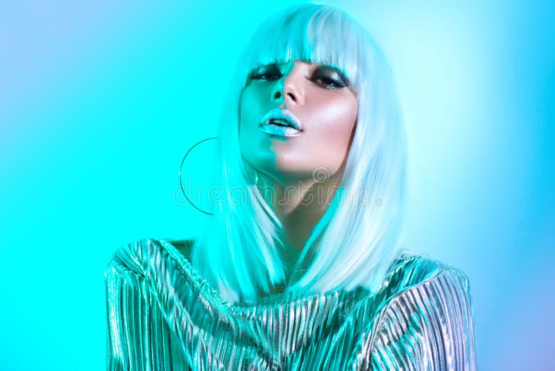 Flicka för modell för högt mode i färgrika ljusa neonljus som poserar i studio Stående av den härliga sexiga kvinnan i den vita p royaltyfri foto