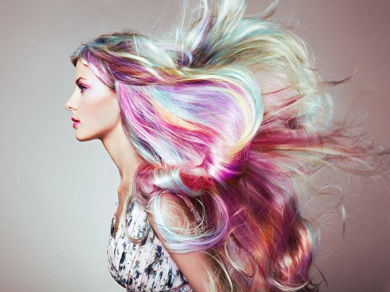 Flicka för skönhetmodemodell med färgrikt färgat hår