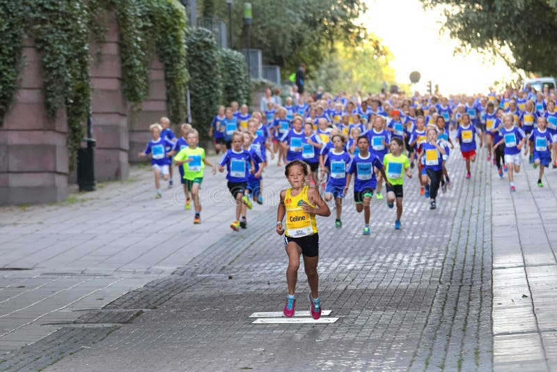 Flicka i täten som följs av springkonkurrenter royaltyfri foto Flicka i täten som följs av springkonkurrenter royaltyfri foto