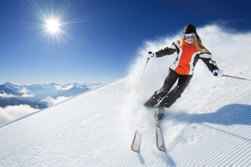 Flicka/kvinna/kvinnligt på skida på den soliga dagen