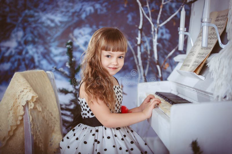 flicka little leka för piano royaltyfri fotografi flicka little leka för piano royaltyfri fotografi