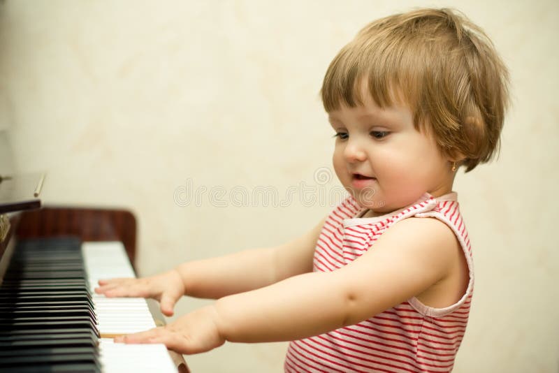 flicka little pianospelrum fotografering för bildbyråer flicka little pianospelrum fotografering för bildbyråer