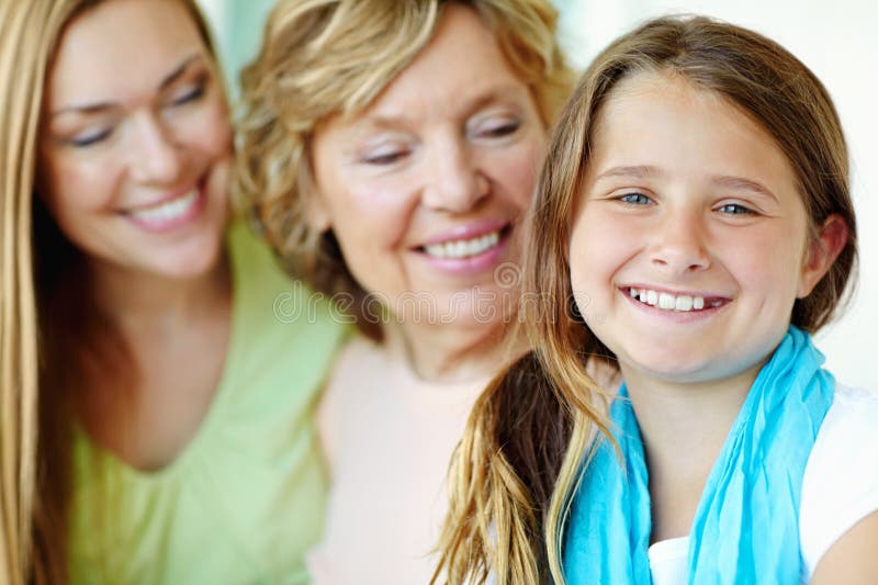 Flicka, lyckliga barn och mor med mormor för familjegenerationer med omsorgsfull kärlek och bindning tillsammans. leende mamma royaltyfri fotografi