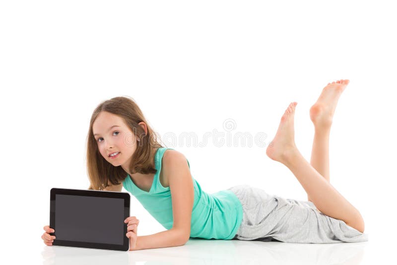 Flicka med den digitala minnestavlan arkivbild