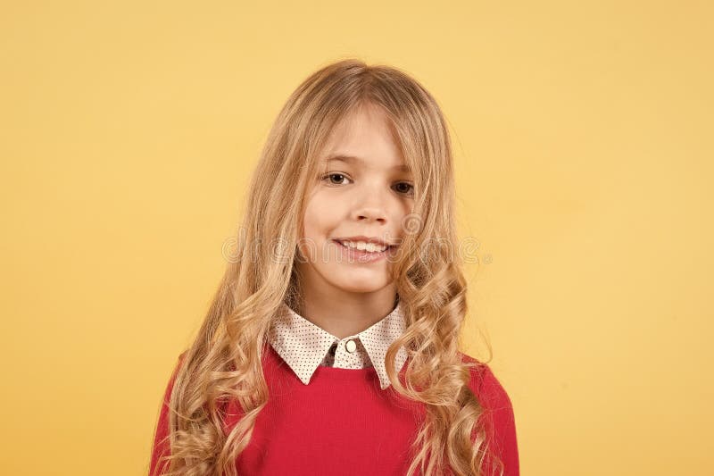 Flicka med leende på nätt framsida royaltyfri fotografi Flicka med leende på nätt framsida royaltyfri fotografi