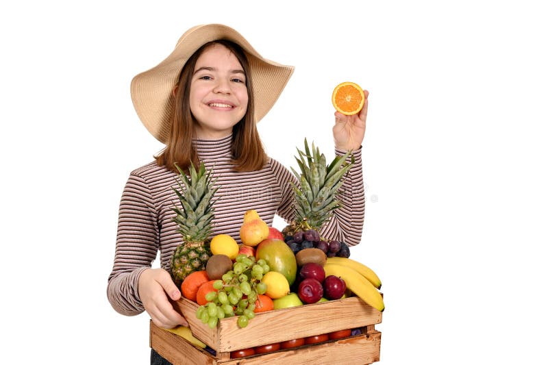 Flicka med orange och andra frukter fotografering för bildbyråer