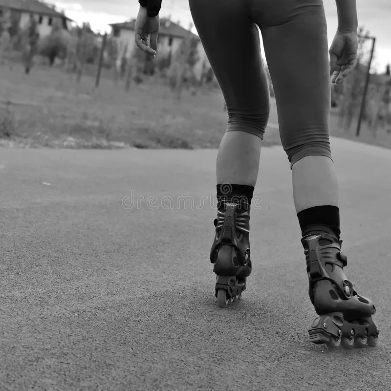 Flicka med rollerblades arkivfoton Flicka med rollerblades arkivfoton