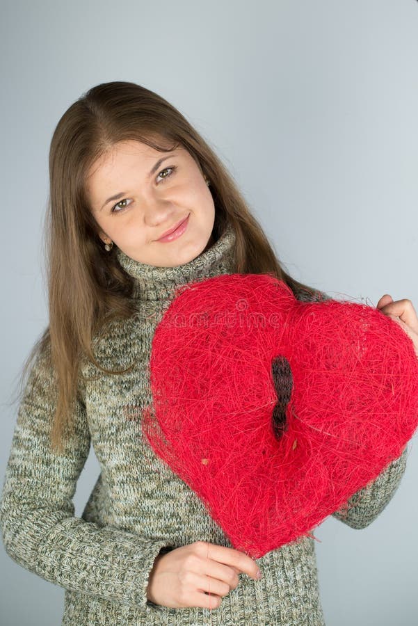 Flicka med valentinhjärta royaltyfri foto Flicka med valentinhjärta royaltyfri foto
