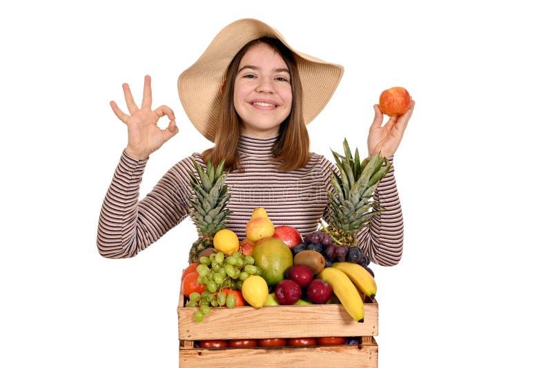 Flicka med äpple och ok-skylt royaltyfri bild