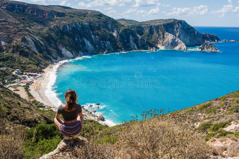 Flicka på det bästa mitt emot den Petani stranden på den Kefalonia ön, Grekland arkivbilder Flicka på det bästa mitt emot den Petani stranden på den Kefalonia ön, Grekland arkivbilder