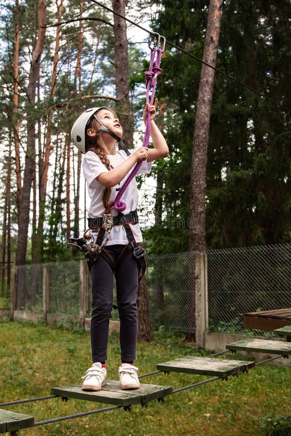 Flicka på ett hinder i en repstad arkivbilder Flicka på ett hinder i en repstad arkivbilder