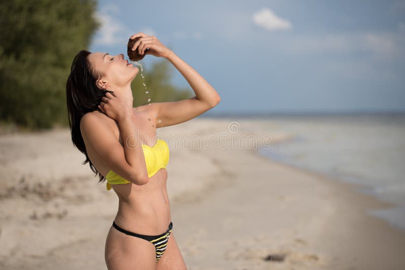 Flicka på stranden med kokosnöten arkivfoton Flicka på stranden med kokosnöten arkivfoton